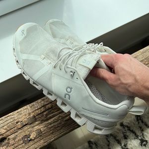 MENS ON CLOUD SNEAKERS [10.5]